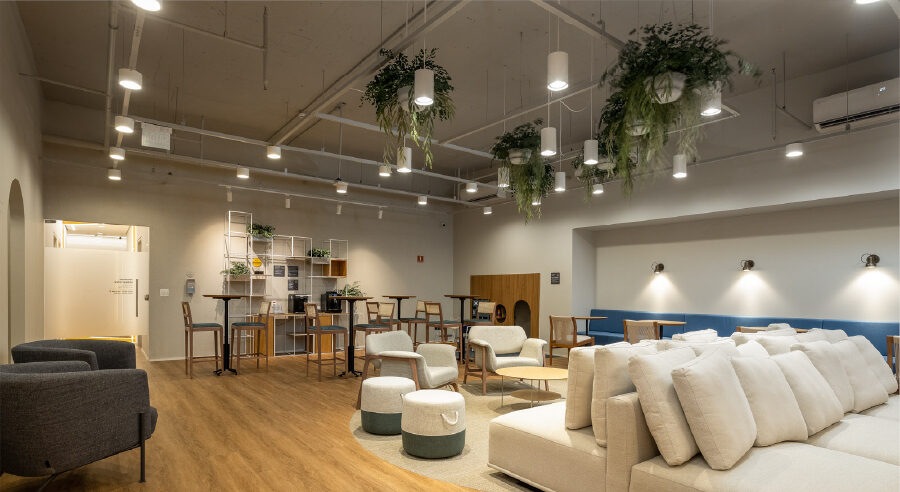 Sala de espera do consultório do Dr. Eduardo Tiburcio na Barra da Tijuca, com sofás e plantas